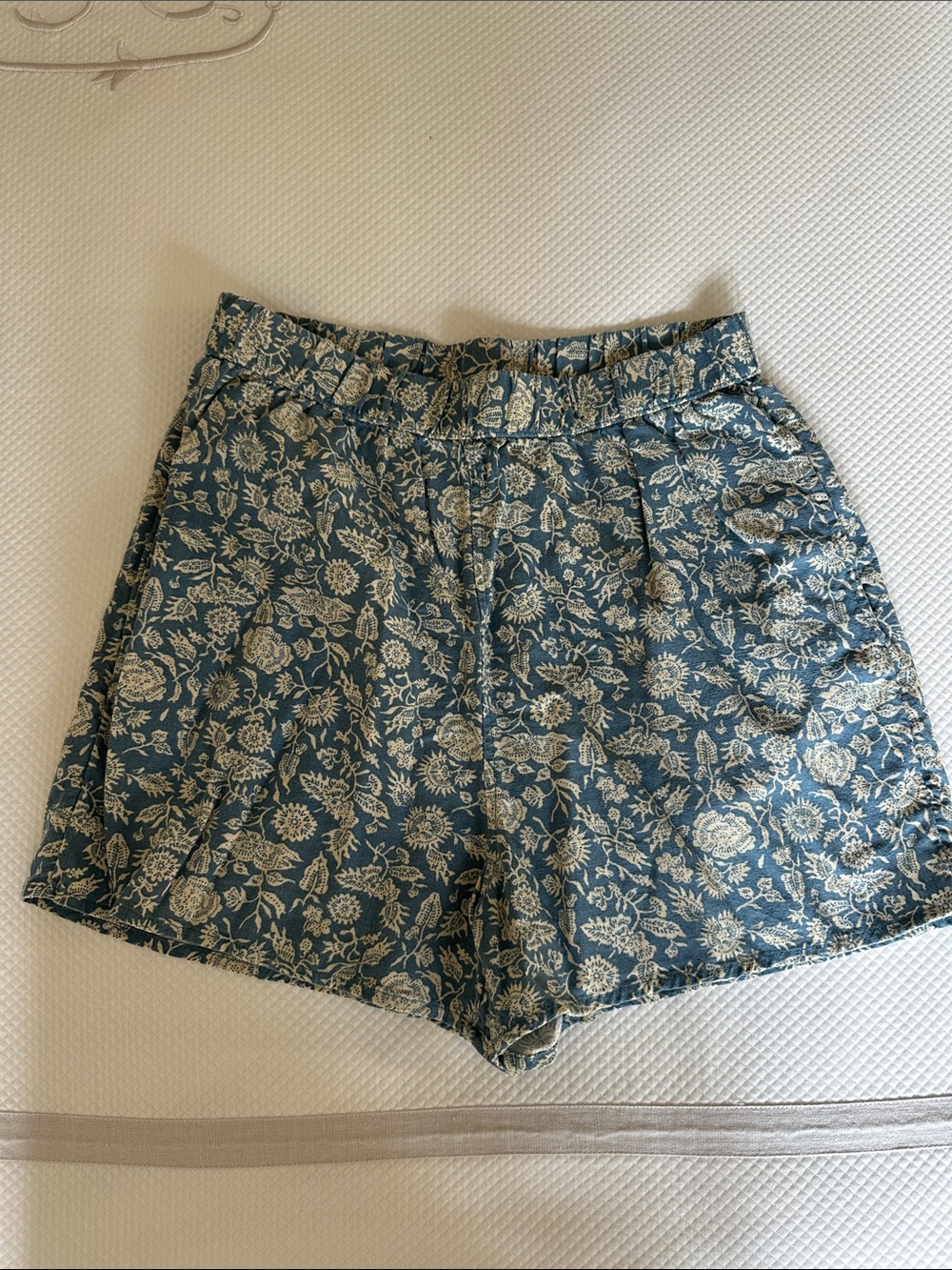 Universal Thread Floral Print High-Waist Women’s Shorts - Blue/Cream